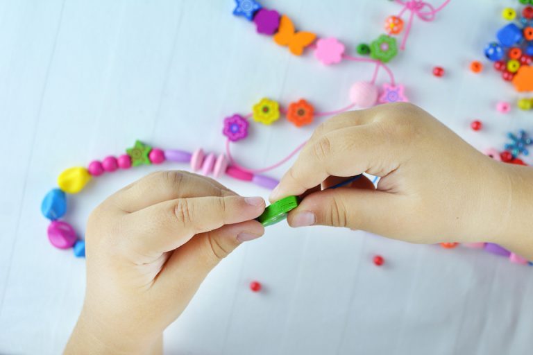 20 Permainan Sederhana Untuk Melatih Motorik Halus Anak