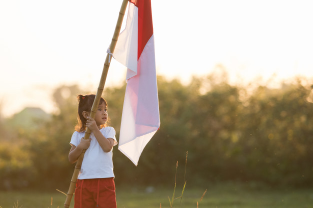 anak memegang bendera indonesia.